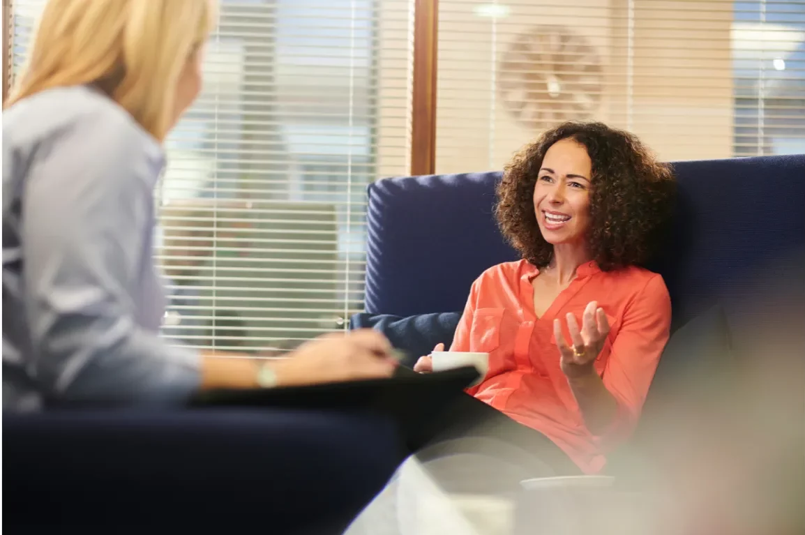 Natalia Derevnin, coach profesional para mujeres emprendedoras y profesionales, en sesión de coaching, sonriendo y ofreciendo confianza y claridad.