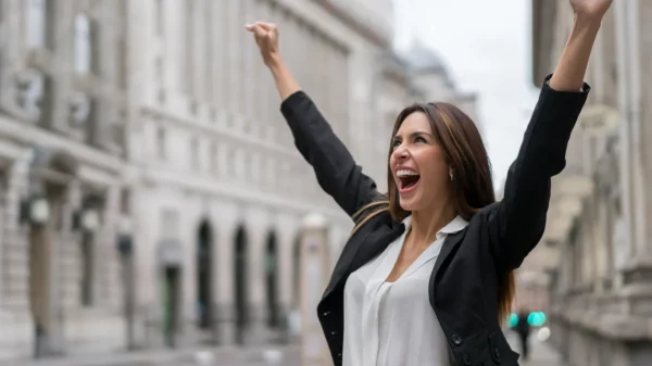 Mujer profesional celebrando el éxito en su entrevista de trabajo, en su reinvención profesional después de los 40