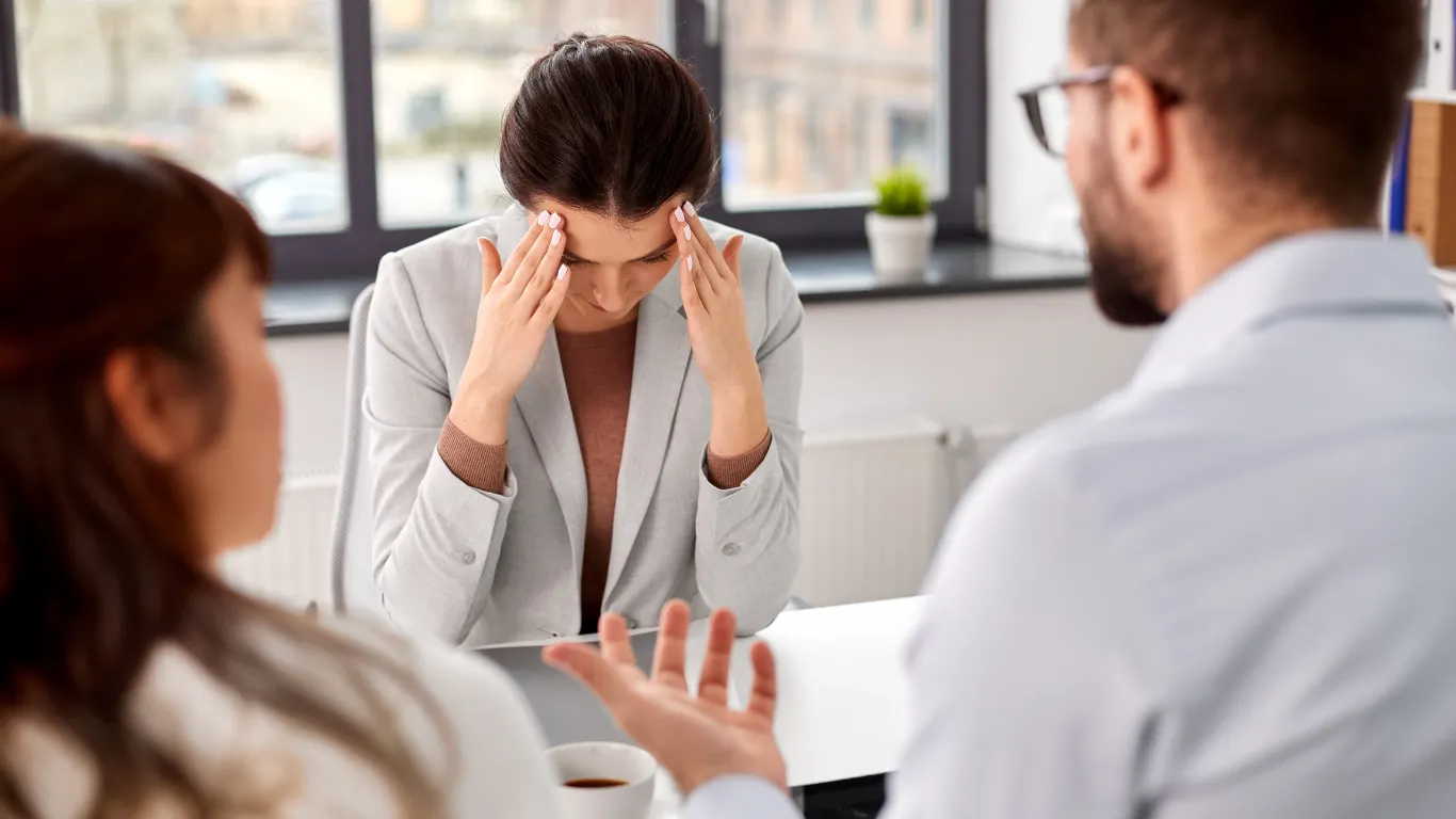 Profesional mayor de 40 años enfrentando una entrevista laboral con ansiedad, buscando cómo superar el miedo y responder adecuadamente a las preguntas difíciles.