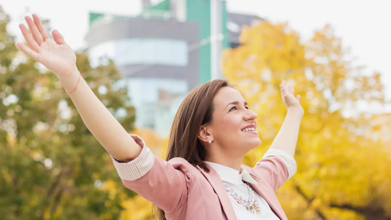 Mujer ejecutiva celebrando su autoliderazgo con Aleph